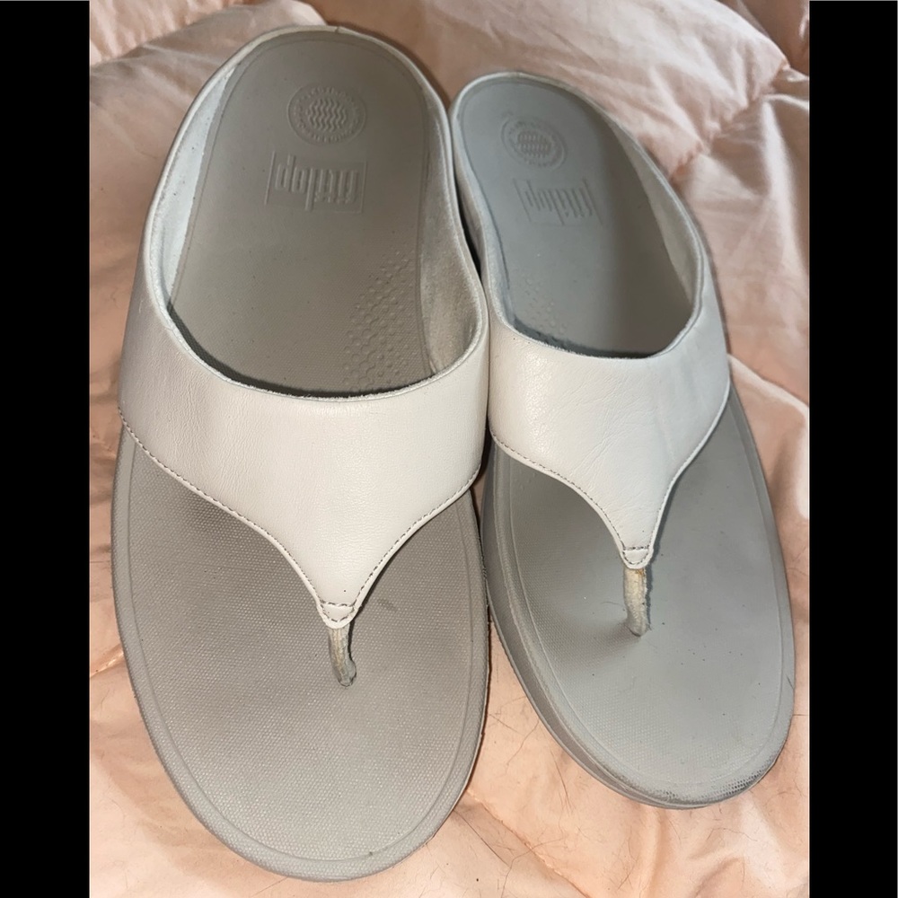 2 pairs of fitflops!